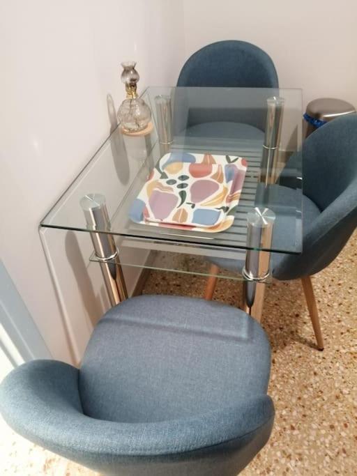 Ανακαινισμένο 8 Λεπτά Από Το Μετρό. Lägenhet Aten Exteriör bild