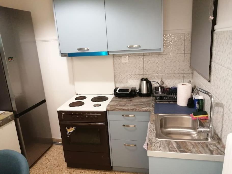 Ανακαινισμένο 8 Λεπτά Από Το Μετρό. Lägenhet Aten Exteriör bild