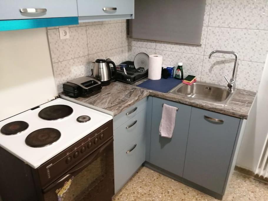 Ανακαινισμένο 8 Λεπτά Από Το Μετρό. Lägenhet Aten Exteriör bild